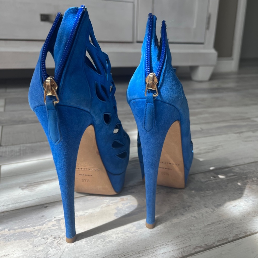 heels - Picture 3 of 9